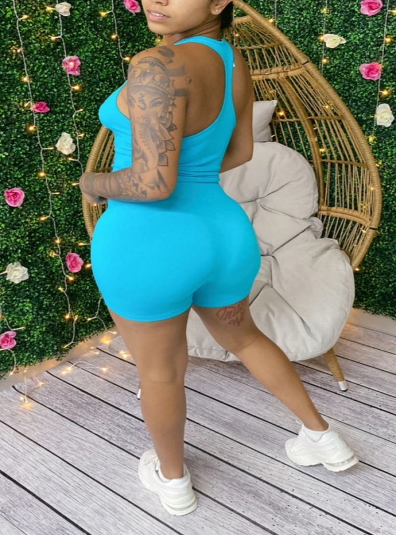 This is not your average short set. The Tiffany Blue two piece set includes a super soft racerback top and a seamless pair of shorts. The color of this set is clean and vibrant with an amazing amount of stretch.