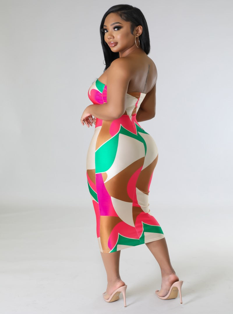 Our Brielle dress is a midi, bodycon tube dress with a vibrant lively print, This dress has a lot of stretch and can easily transition from a busy day to a relaxed evening.  **Model is wearing a small**