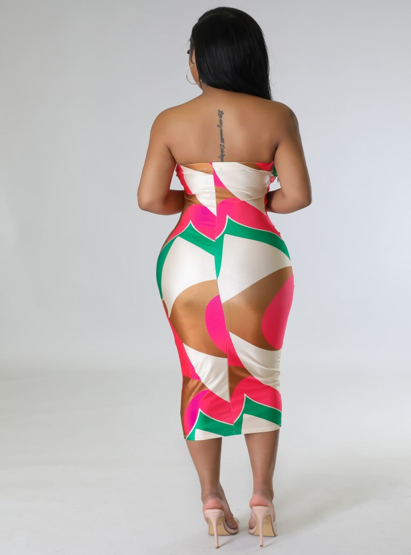 Our Brielle dress is a midi, bodycon tube dress with a vibrant lively print, This dress has a lot of stretch and can easily transition from a busy day to a relaxed evening.  **Model is wearing a small**
